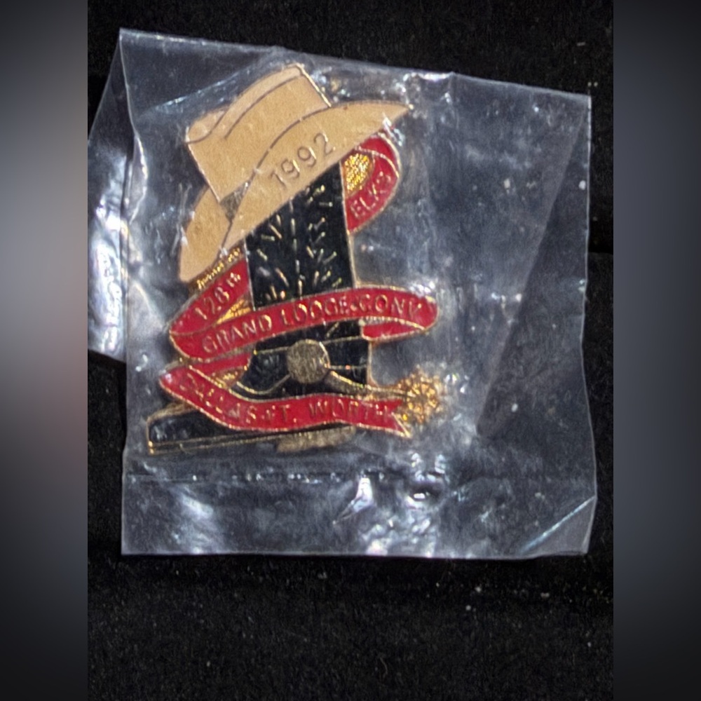 New BPOE ELks 128th Grand Lodge Convention Dallas Ft. Worth 1992 Lapel Pin